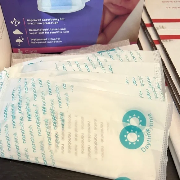 Lansinoh Breastmilk Storage Bags and Nursing Pads Set - Picture 5 of 7